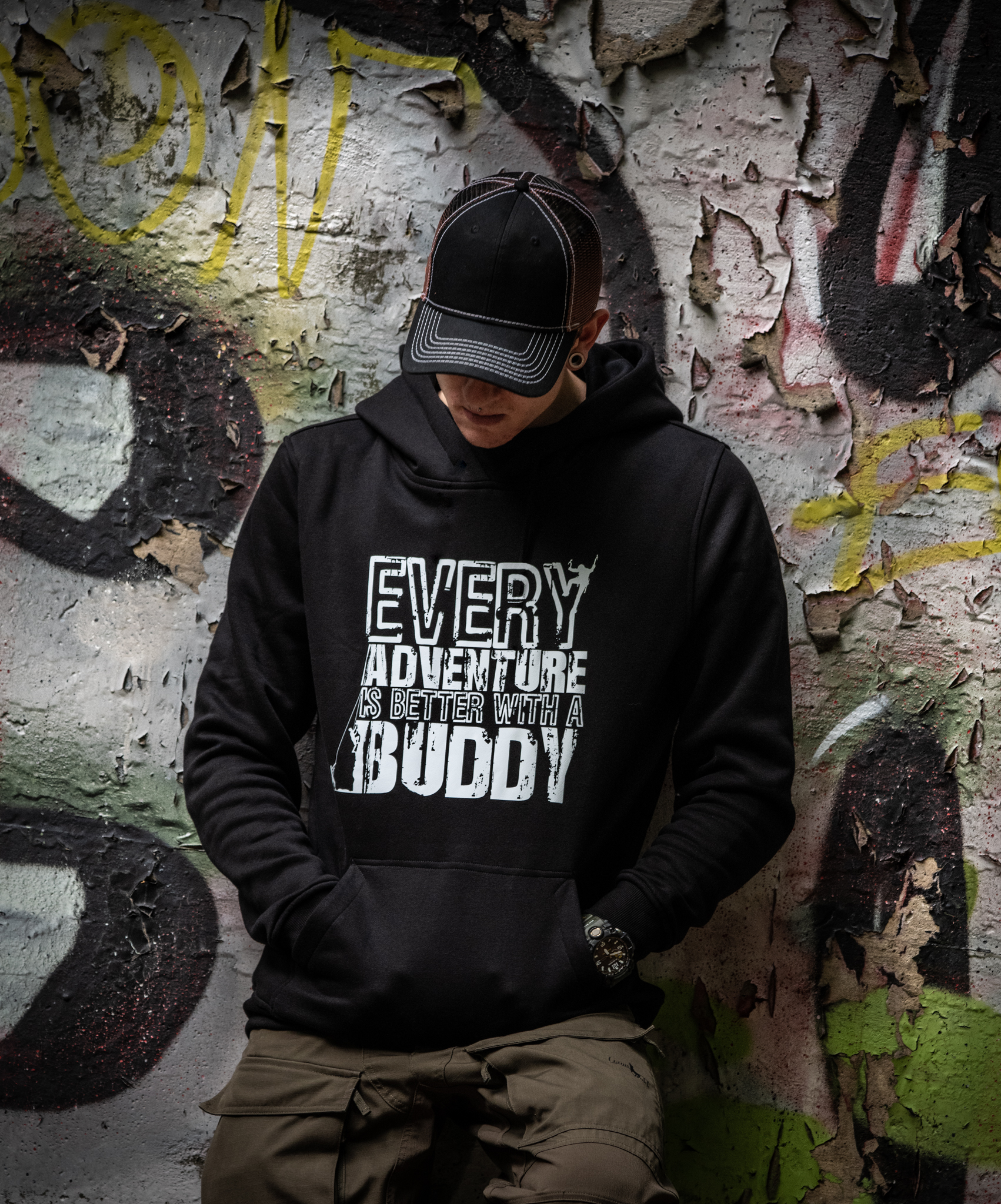 HOODIE "EVERY ADVENTURE IS BETTER WITH A BUDDY" schwarz